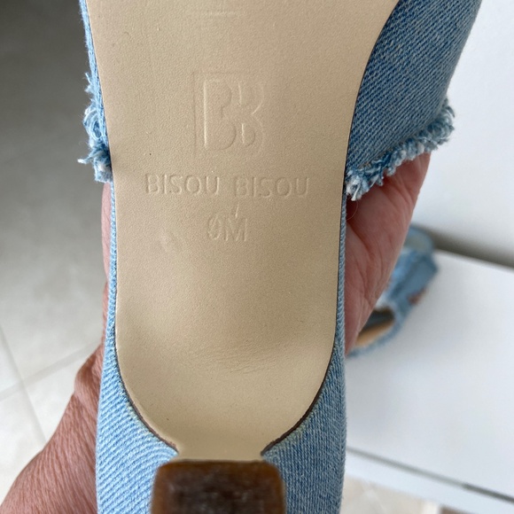 Frayed blue denim sandals - Picture 5 of 10